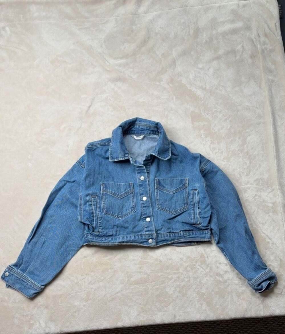 No Boundaries Cropped Denim Jacket Blue Button-Up Pockets
